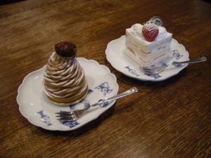 モンブランと苺ショートを自宅でいただく。