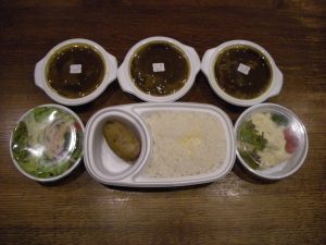 ビーフ、チキン、ポークカレー、サラダ、ライス