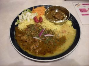 ２種のカレー（大皿はキーマ、小皿はチキン）