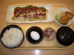初かつおのっけ盛と鶏唐揚げ定食（全体）