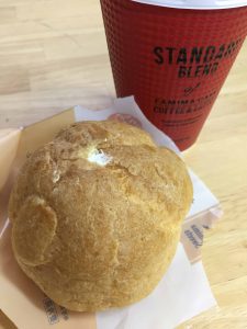 ファミマのシュークリーム＆カフェラテ