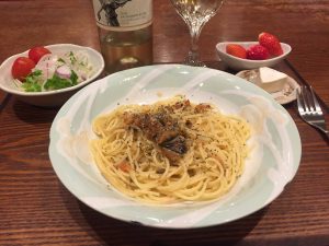 アンチョビのペペロンチーノ with Montes白ワイン