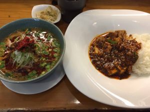 担々麺と麻婆丼のハーフ＆ハーフ