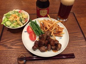 ビーフのサイコロステーキ with シメイレッド