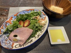 ランチに付いてくるサラダとパン