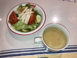 ランチセットのスープとサラダ