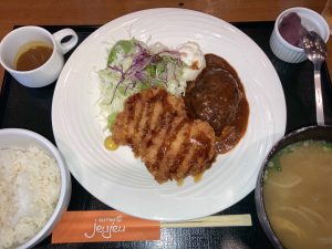 デミグラスハンバーグとイカメンチカツのランチ