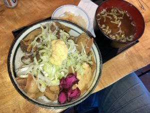 特製牛もつ煮込み丼
