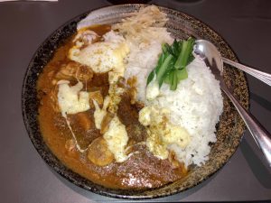 特撰ビーフカリーのチーズ＆温泉玉子のせ
