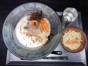 白サーモンヌードルとサーモンめし